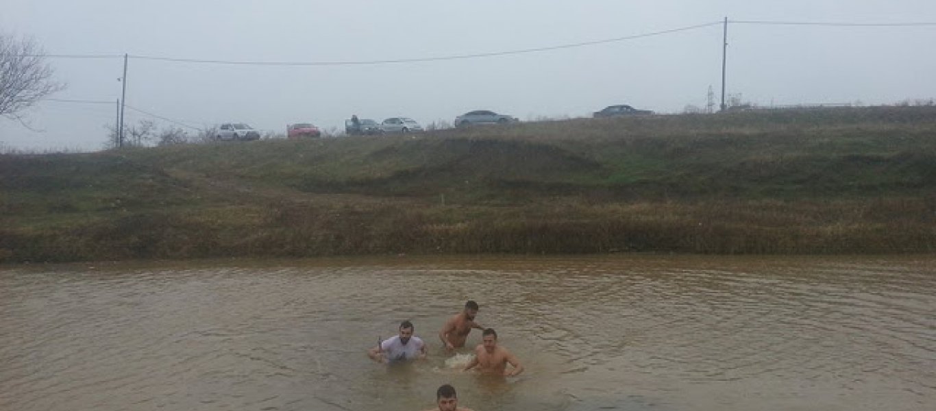 Θεοφάνεια: Υπό βροχή και αέρα τελέσθηκε ο Αγιασμός των υδάτων στη Ξάνθη (φωτό)